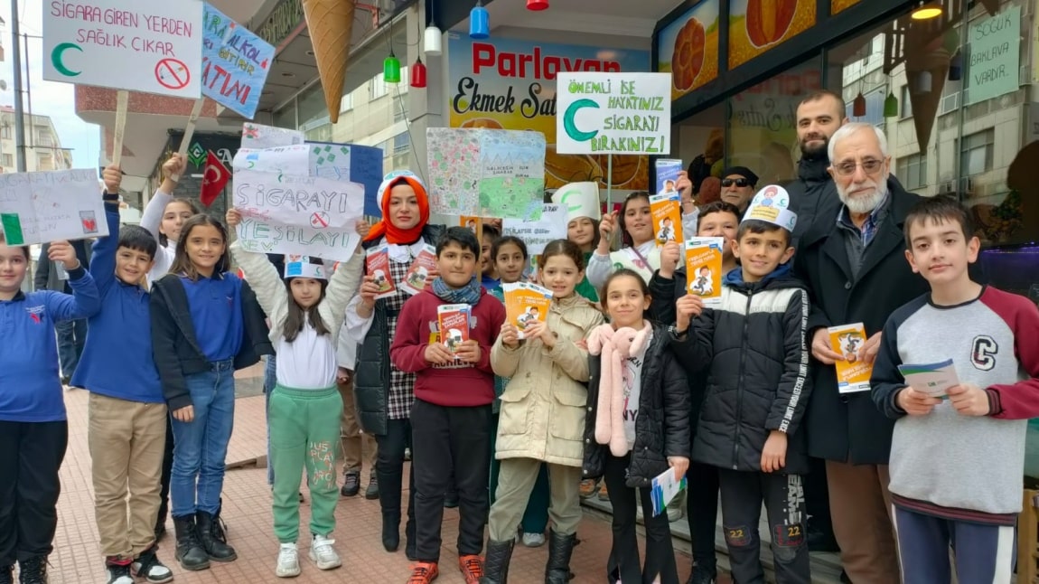 YEŞİLAY HAFTASI ETKİNLİKLERİ KAPSAMINDA YEŞİLAY KULÜBÜ ÖĞRETMEN VE ÖĞRENCİLERİMİZLE YAYLACIK CADDESİNDE  FARKINDALIK YÜRÜYÜŞÜ YAPTIK.