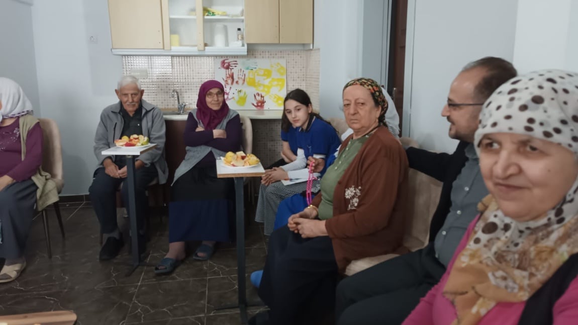 YAYLACIK İLKOKULU ÇEDES PROJE EKİBİNDE GÖREVLİ ÖĞRENCİLERLE ÇEVREMİZE VE DEĞERLERİMİZE DİKKAT ÇEKMEK İÇİN YILDIZLI HUZUREVİNE BİR ZİYARET GERÇEKLEŞTİRDİK.