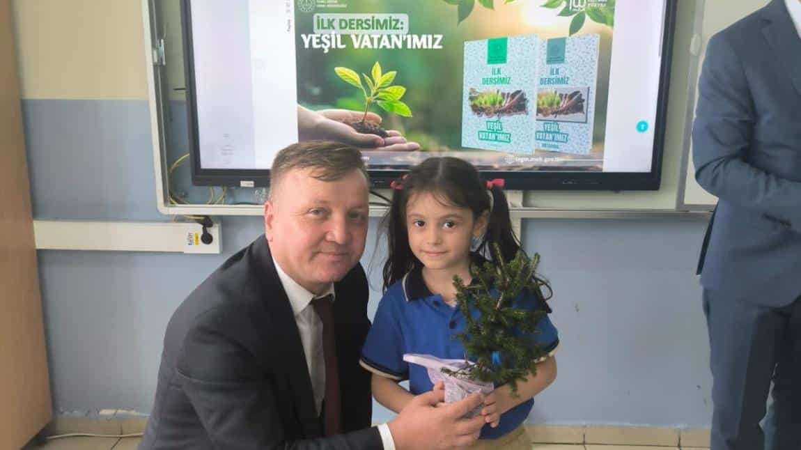 'HER ÇOCUK BİR FİDAN, İLK DERSİMİZ YEŞİL VATAN' DİYEREK  1. SINIF ÖĞRENCİLERİMİZE FİDAN HEDİYE ETTİK ORMAN YANGINLARINA KARŞI YEŞİL VATAN'IMIZA DİKKAT ÇEKTİK.