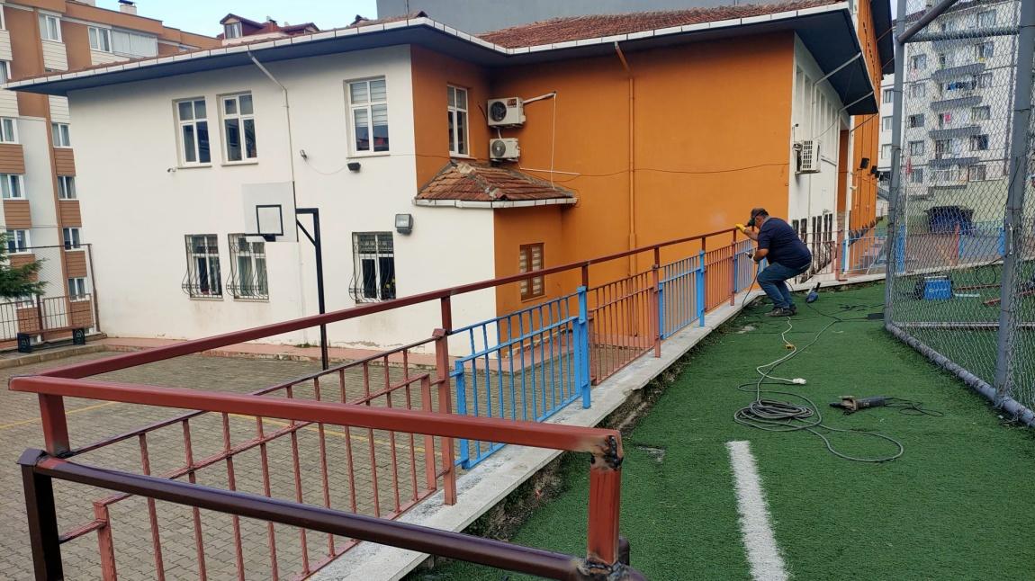  OKUL BAHÇEMİZDE AĞAÇLARIN ÇEVRESİ AKÇAABAT  BELEDİYEMİZ TARAFINDAN SAĞLANAN PARKE TAŞLARI İLE DÖŞENDİ, DEMİR PROFİLLERLE KORKULUKLAR YÜKSELTİLDİ..